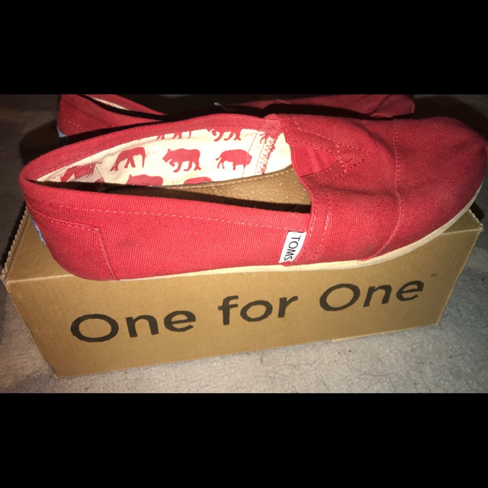 Bundle Women’s classic red and black  toms.